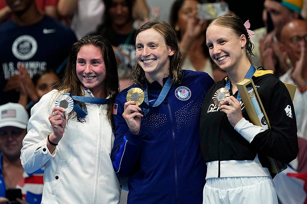 | Photo: AP/Petr David Josek : Women's 1500-meter freestyle final medal ceremony